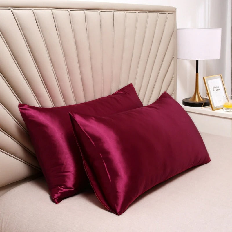 mcjboutique Taie d'Oreiller en Soie sur un lit